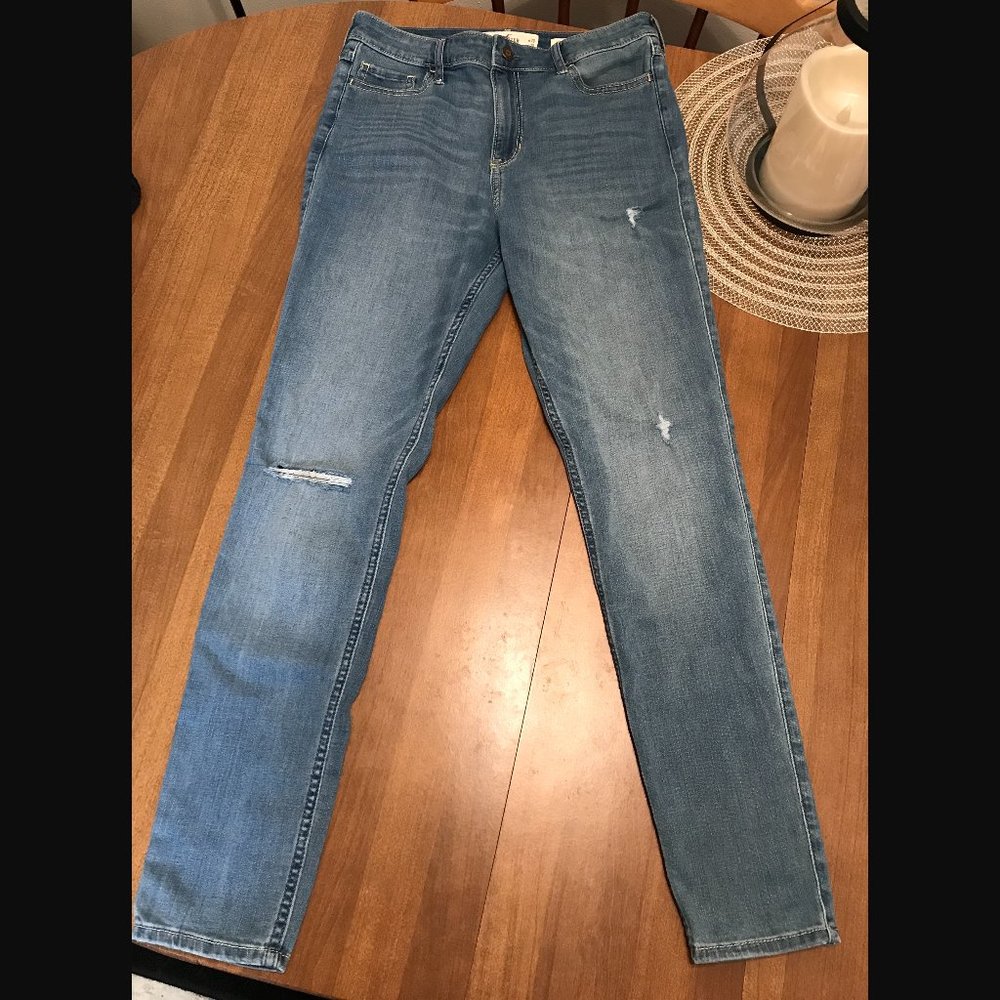 Hollister high rise super skinny jeans. Size 9R.